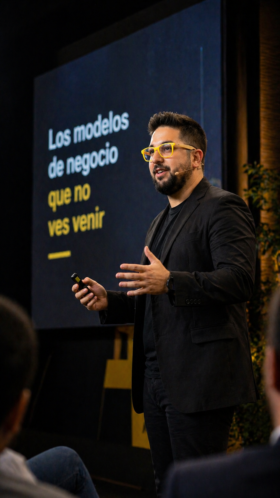 Jota presentando un evento en el escenario